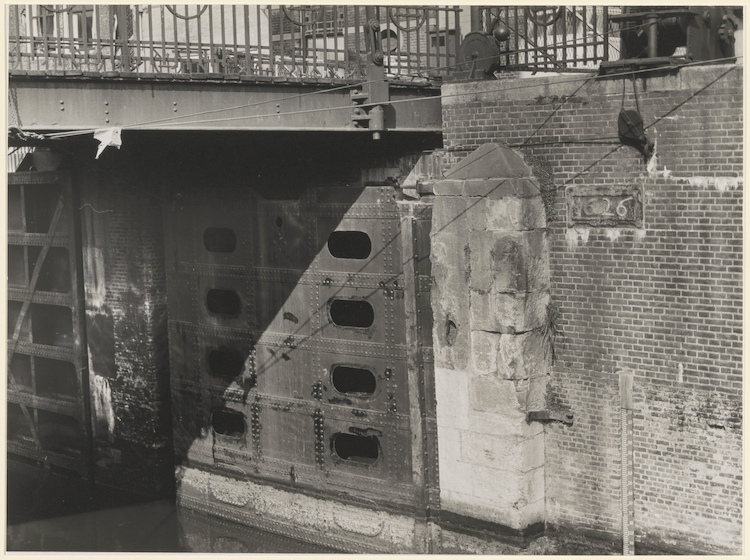 Noordoostzijde van de Zuidersluis/Sluisbrug in 1959. In de muur de steen met het jaartal 1626. Foto: collectie RAD 552_318500