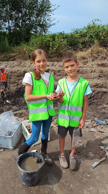 Kinderen helpen mee met het opgraven van de buitenplaats Groenhove, augustus 2024